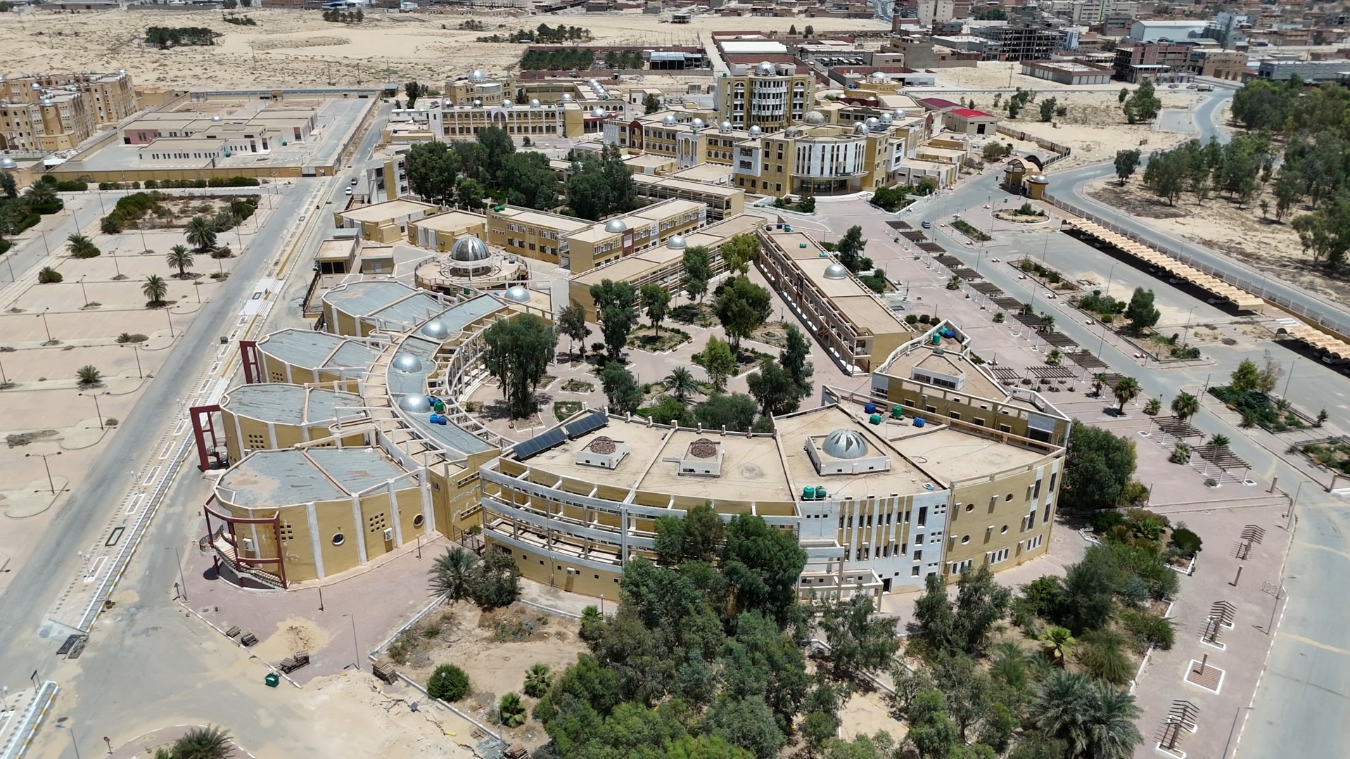 شعار الجامعة